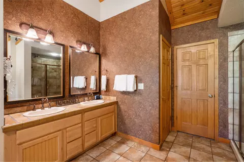 Bath - 238 Oakridge Rd, Branson, MO 65616 photo 3 of 3