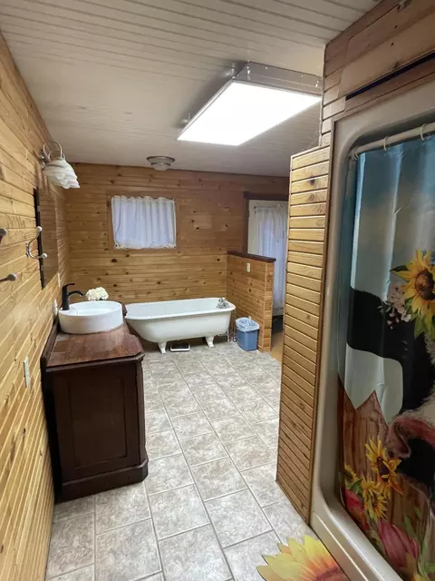 Bath - 18674 Farm Road 1045, Exeter, MO 65647 photo 1 of 5