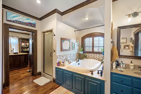 Bath - 2000 Beau Dr, Carthage, MO 64836 photo 2 of 7