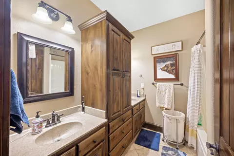 Bath - 2000 Beau Dr, Carthage, MO 64836 photo 6 of 7