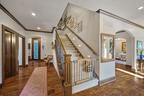 Entry Way - 2000 Beau Dr, Carthage, MO 64836 photo 2 of 5