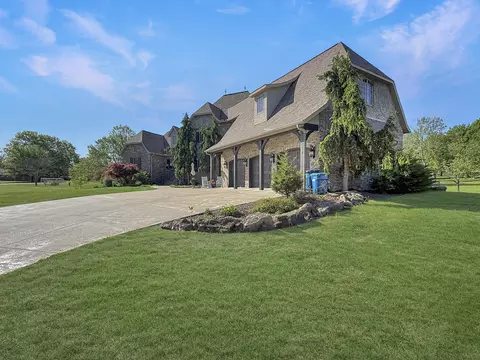 Exterior - 2000 Beau Dr, Carthage, MO 64836 photo 3 of 9
