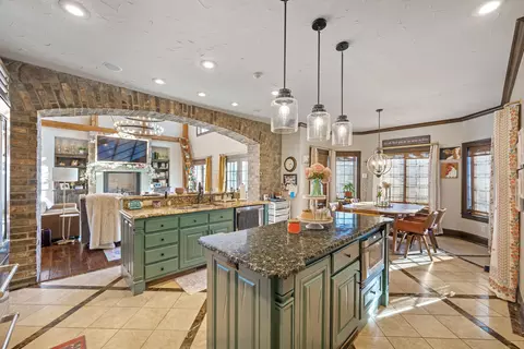 Kitchen - 2000 Beau Dr, Carthage, MO 64836 photo 4 of 6
