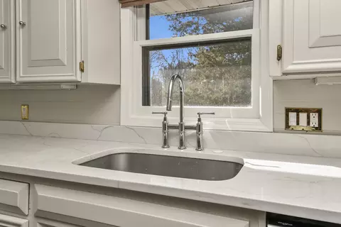 Kitchen - 4254 E Ridgeview Dr, Springfield, MO 65809 photo 5 of 8
