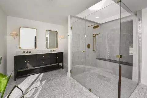 Bath - 4254 E Ridgeview Dr, Springfield, MO 65809 photo 2 of 10