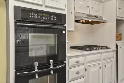 Kitchen - 4254 E Ridgeview Dr, Springfield, MO 65809 photo 4 of 8