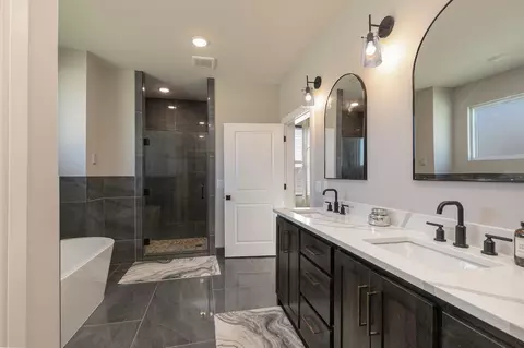 Bath - 4584 E Hidden Oak St, Springfield, MO 65802 photo 2 of 6