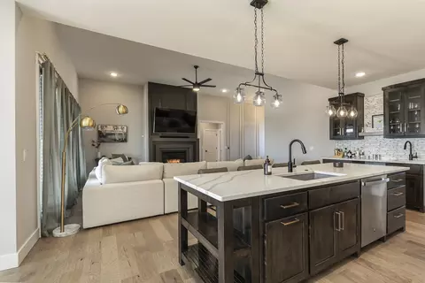 Kitchen - 4584 E Hidden Oak St, Springfield, MO 65802 photo 5 of 7