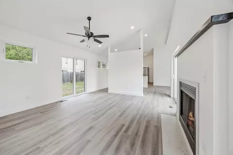 Living - 3481 W Moark St, Springfield, MO 65810 photo 4 of 4