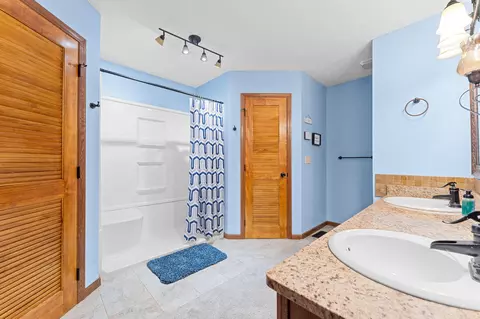Bath - 123 Primrose Ln, Branson, MO 65616 photo 1 of 3