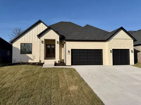 3921 E Woodhue St, Springfield, MO 65802
