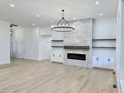 Living - 3921 E Woodhue St, Springfield, MO 65802 photo 3 of 4