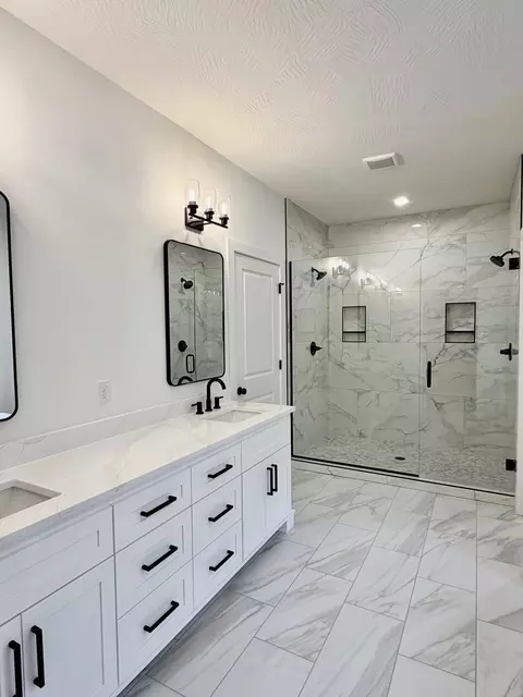 Bath - 3921 E Woodhue St, Springfield, MO 65802 photo 5 of 8