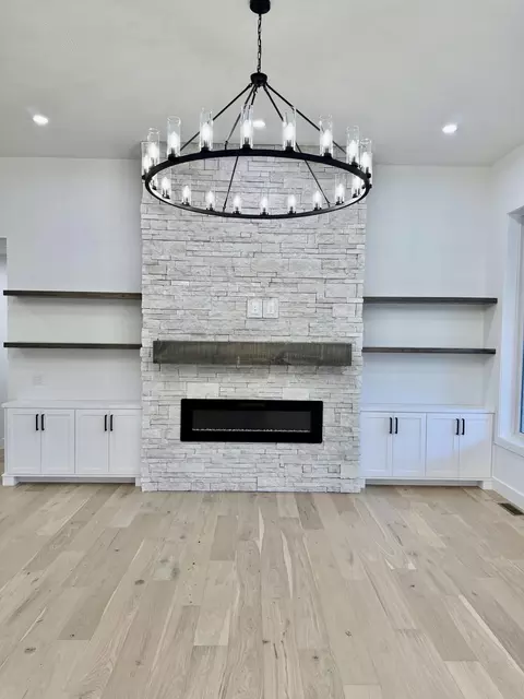 Living - 3921 E Woodhue St, Springfield, MO 65802 photo 2 of 4