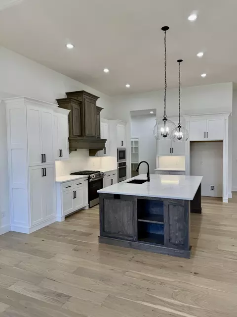 Kitchen - 3921 E Woodhue St, Springfield, MO 65802 photo 2 of 7