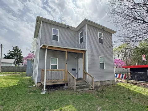 924 W College St, Springfield, MO 65806
