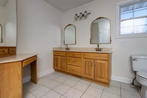 Bath - 6419 N Wexford Ln, Springfield, MO 65803 photo 2 of 4