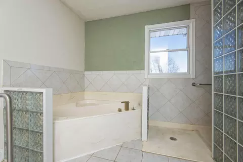 Bath - 6419 N Wexford Ln, Springfield, MO 65803 photo 3 of 4