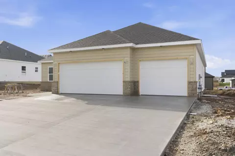 Exterior - 136 E Kelce Ln, Republic, MO 65738 photo 2 of 7