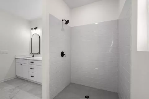 Bath - 136 E Kelce Ln, Republic, MO 65738 photo 3 of 5