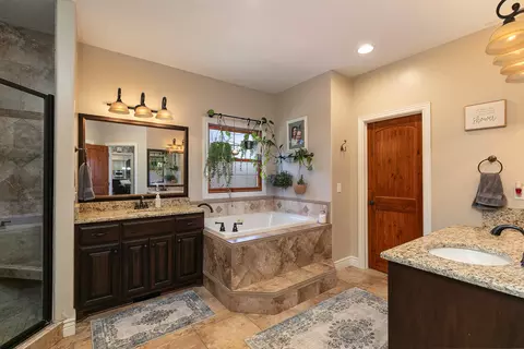 Bath - 471 Arizona Dr, Branson, MO 65616 photo 2 of 8