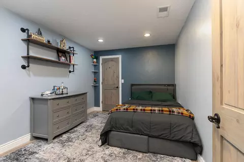 Bedroom - 471 Arizona Dr, Branson, MO 65616 photo 9 of 11