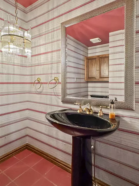 Bath - 5308 S Kissick Ave, Springfield, MO 65804 photo 1 of 13