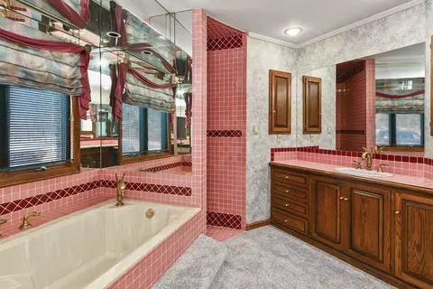 Bath - 5308 S Kissick Ave, Springfield, MO 65804 photo 4 of 13