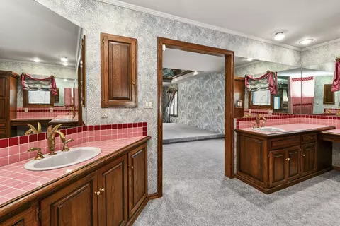 Bath - 5308 S Kissick Ave, Springfield, MO 65804 photo 3 of 13