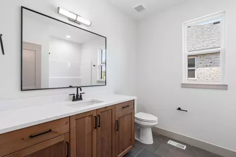 Bath - 1643 S Crepe Myrtle Ln, Springfield, MO 65809 photo 2 of 4
