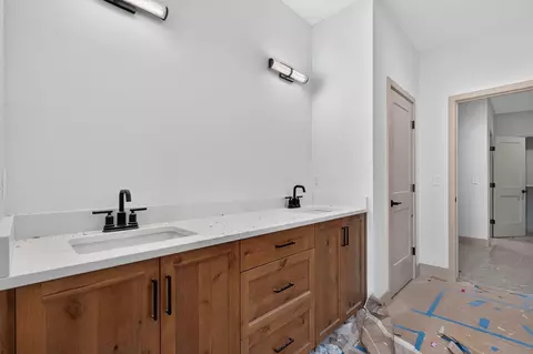 Bath - 1643 S Crepe Myrtle Ln, Springfield, MO 65809 photo 1 of 2