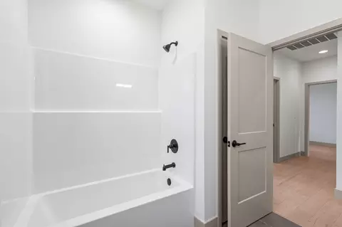 Bath - 1643 S Crepe Myrtle Ln, Springfield, MO 65809 photo 3 of 4