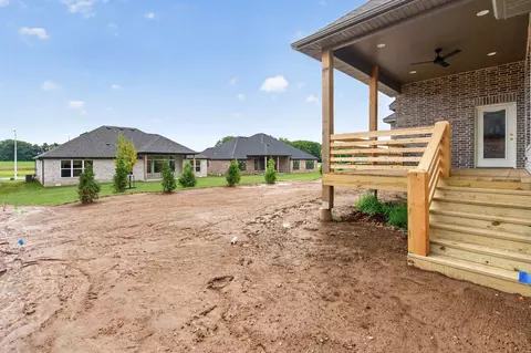 Exterior - 1634 S Pinecone Path, Springfield, MO 65809 photo 4 of 5
