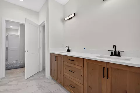 Bath - 1634 S Pinecone Path, Springfield, MO 65809 photo 2 of 3