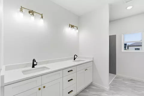 Bath - 148 E Kelce Ln, Republic, MO 65738 photo 3 of 4