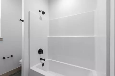 Bath - 1626 S Pinecone Path, Springfield, MO 65809 photo 5 of 6
