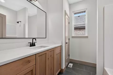 Bath - 1626 S Pinecone Path, Springfield, MO 65809 photo 3 of 4