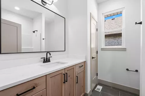Bath - 1626 S Pinecone Path, Springfield, MO 65809 photo 4 of 6