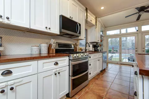 Kitchen - 1435 E Walnut St, Springfield, MO 65802 photo 3 of 4