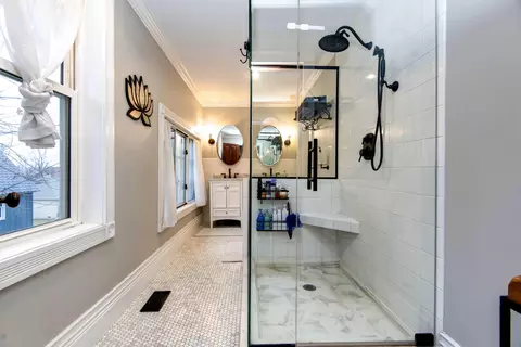 Bath - 1435 E Walnut St, Springfield, MO 65802 photo 2 of 5
