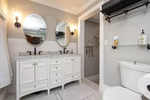 Bath - 1435 E Walnut St, Springfield, MO 65802 photo 3 of 5