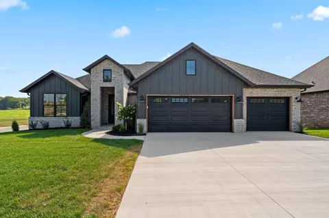 1608 S Pinecone Path, Springfield, MO 65809