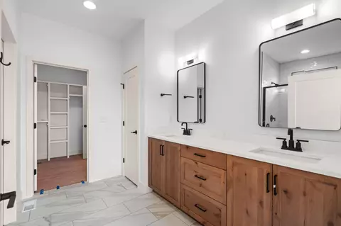 Bath - 1608 S Pinecone Path, Springfield, MO 65809 photo 1 of 5