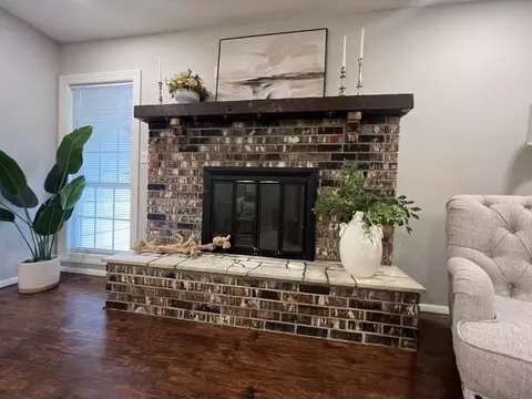 Living - 2536 S Mccann Ave, Springfield, MO 65804 photo 4 of 5