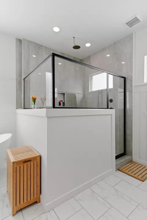 Bath - 703 S Hickory Dr, Springfield, MO 65809 photo 4 of 7