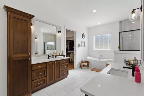 Bath - 703 S Hickory Dr, Springfield, MO 65809 photo 3 of 7