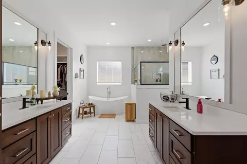 Bath - 703 S Hickory Dr, Springfield, MO 65809 photo 2 of 7
