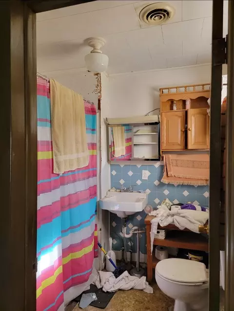 Bath - 1401 E Broadway St, Monett, MO 65708 photo 1 of 1