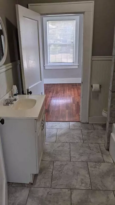 Bath - 1337 S Kimbrough Ave, Springfield, MO 65807 photo 2 of 2