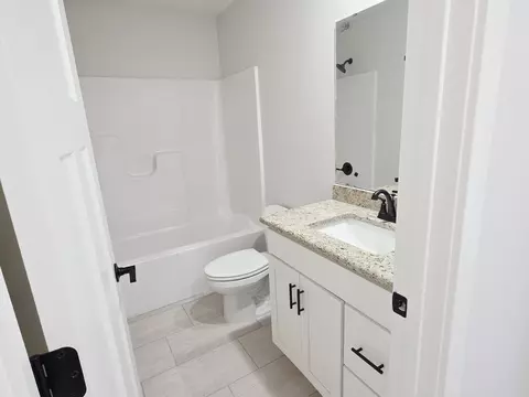 Bath - 840 E Crystal Ave, Nixa, MO 65714 photo 2 of 5
